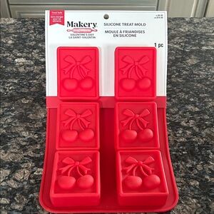 MAKERY SILICONE TREAT MOLD NWT